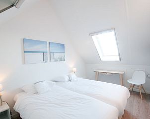 Gezellige slaapkamer in Vakantiehuis Oesterdam Resort, Tholen met veel natuurlijk licht.