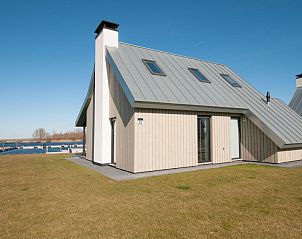 Moderne architectuur van Vakantiehuis Oesterdam Resort, Tholen met uitzicht op het meer.