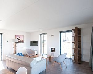 Stijlvolle woonkamer in Vakantiehuis Oesterdam Resort, Tholen met veel daglicht.
