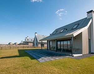 Vakantiehuis Oesterdam Resort in Tholen met grote veranda en uitzicht op de natuur.
