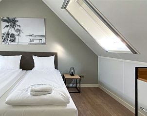 Comfortabele slaapkamer in Vakantiehuis Oesterdam Resort in Tholen, Zeeland met dakraam.