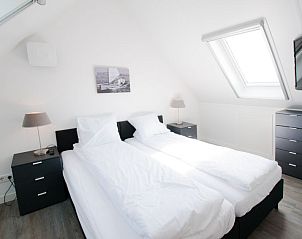 Lichte slaapkamer in Vakantiehuis Oesterdam Resort in Tholen, Zeeland met moderne inrichting.