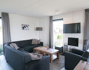 Gezellige zithoek in Vakantiehuis Oesterdam Resort in Tholen, Zeeland met grote ramen.