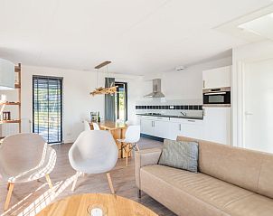 Open woonkamer met veel lichtinval in Vakantiehuis Oesterdam Resort in Tholen, Zeeland.