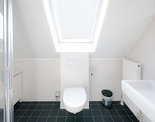 Moderne badkamer in Vakantiehuis Oesterdam Resort in Tholen, Zeeland met dakraam.