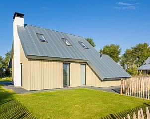 Buitenzijde van Vakantiehuis Oesterdam Resort in Tholen, Zeeland met groene tuin.