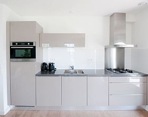 Strakke keuken in Vakantiehuis Oesterdam Resort in Tholen, Zeeland met moderne apparatuur.