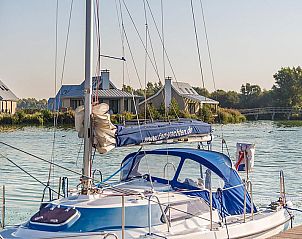 Zeilboot voor Vakantiehuis Oesterdam Resort in Tholen, Zeeland op het water.