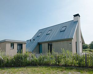 Vakantiehuis met houten hek in Oesterdam Resort, Tholen, Zeeland.