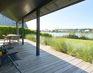 Veranda met uitzicht op het water bij Vakantiehuis Oesterdam Resort in Tholen, Zeeland.