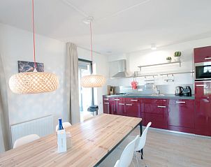 Moderne keuken in Vakantiehuis Oesterdam Resort, Tholen, Zeeland met eetruimte.