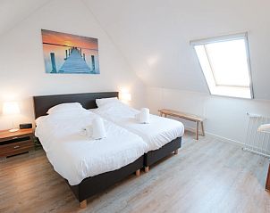 Slaapkamer met tweepersoonsbed in Vakantiehuis Oesterdam Resort, Tholen, Zeeland.