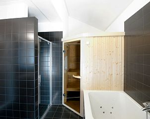 Luxe badkamer met sauna in Vakantiehuis Oesterdam Resort, Tholen, Zeeland.