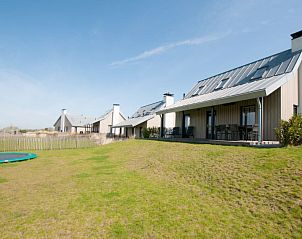 Ruime tuin bij Vakantiehuis Oesterdam Resort in Tholen, Zeeland voor ontspanning.