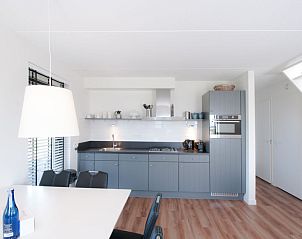 Strakke keuken met moderne apparatuur in Vakantiehuis Oesterdam Resort, Tholen, Zeeland.