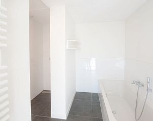 Minimalistische badkamer in Vakantiehuis Oesterdam Resort, Tholen, Zeeland voor ultieme ontspanning.