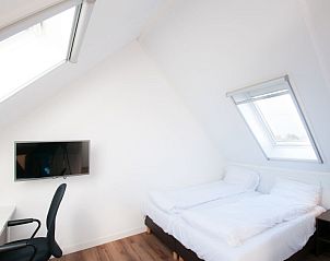 Slaapkamer met bureau in Vakantiehuis Oesterdam Resort, Tholen, Zeeland geschikt voor werk en rust.