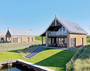 Modern vakantiehuis met veranda bij Vakantiehuis Oesterdam Resort in Tholen, Zeeland omringd door natuur.