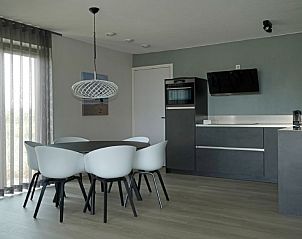 Stijlvolle eetkamer en keuken in Vakantiehuis Oesterdam Resort in Tholen, Zeeland met moderne inrichting.