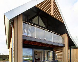 Balkon van een vakantiehuis in Vakantiehuis Oesterdam Resort, Tholen, Zeeland met uitzicht op de omgeving.