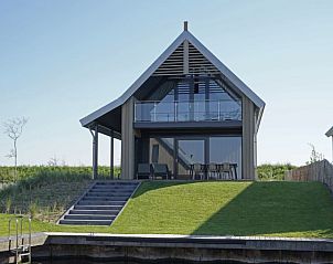 Vakantiehuis aan het water in Vakantiehuis Oesterdam Resort, Tholen, Zeeland met ruime buitenruimte.