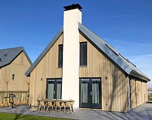 Moderne vakantiehuisgevel van Oesterdam Resort in Tholen, Zeeland met terras en zitruimte.