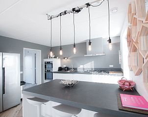 Moderne keuken in Vakantiehuis Oesterdam Resort, Tholen, Zeeland met strakke inrichting en verlichting.