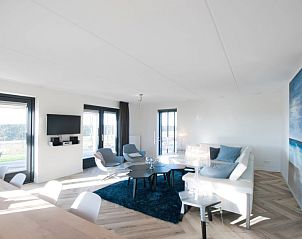 Ruime woonkamer in Vakantiehuis Oesterdam Resort, Tholen, Zeeland met moderne meubels en veel licht.