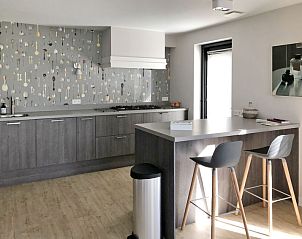 Gezellige keuken in Vakantiehuis Oesterdam Resort, Tholen, Zeeland met eigentijds design en bar.