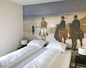 Slaapkamer in Vakantiehuis Oesterdam Resort, Tholen, Zeeland met schilderachtig behang en comfortabele bedden.