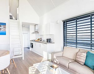 Lichte woonkamer en keuken in Vakantiehuis Oesterdam Resort, Tholen, Zeeland.