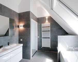 Stijlvolle badkamer met moderne afwerking in Vakantiehuis Oesterdam Resort, Tholen, Zeeland.