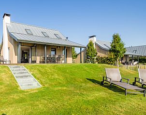 Vakantiehuis Oesterdam Resort in Tholen met zonnig terras en groene omgeving.