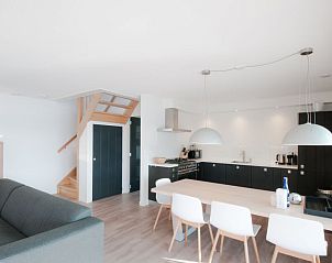 Gezellige eetkamer in Vakantiehuis Oesterdam Resort, Tholen, met ruime tafel en stoelen.