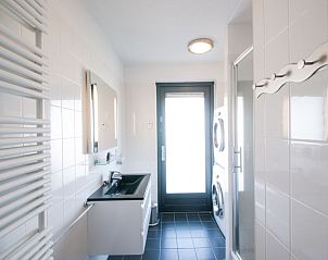 Praktische wasruimte in Vakantiehuis Oesterdam Resort, Tholen, met wasmachine en droger.