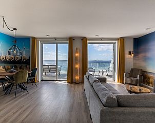 Lichte woonkamer van Appartement in Scherpenisse, Zeeland, met uitzicht op zee vanaf het terras en moderne inrichting voor een ontspannen verblijf.