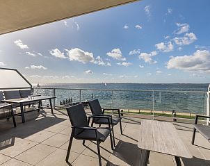 Geniet van het prachtige zeezicht vanaf het ruime terras van Appartement in Scherpenisse, gelegen in het schilderachtige Tholen, Zeeland.