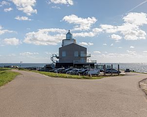 Appartement in Scherpenisse, Zeeland met prachtig uitzicht op zee, gelegen in Tholen. Geniet van de unieke architectuur en serene omgeving.