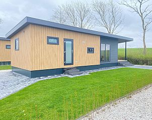VZ1100 Vakantiechalet in Scherpenisse biedt een moderne buitenkant met houten afwerking, gelegen in het rustige Tholen, Zeeland.