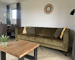 Gezellige woonkamer in VZ1100 Vakantiechalet in Scherpenisse met comfortabele bank en stijlvolle inrichting, ideaal voor ontspanning.