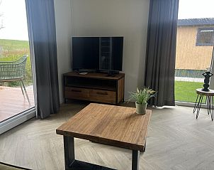 VZ1100 Vakantiechalet in Scherpenisse biedt een lichte leefruimte met uitzicht op de tuin, perfect voor ontspanning in Tholen, Zeeland.