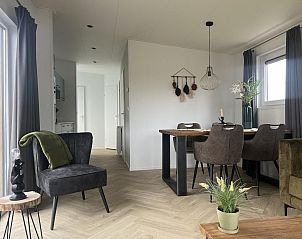 Ruime eethoek in VZ1100 Vakantiechalet in Scherpenisse met moderne meubels, ideaal voor familie-etentjes in Tholen, Zeeland.
