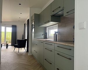 Moderne keuken in VZ1100 Vakantiechalet in Scherpenisse, compleet uitgerust voor al uw kookbehoeften tijdens uw verblijf in Zeeland.