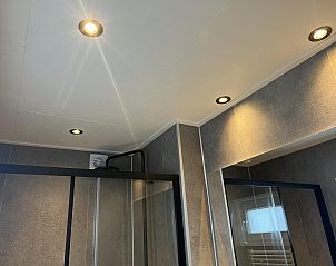 Verlichte badkamer in VZ1100 Vakantiechalet in Scherpenisse, biedt een moderne en comfortabele ervaring in Tholen, Zeeland.