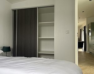 VZ1100 Vakantiechalet in Scherpenisse biedt een ruime slaapkamer met moderne opbergruimte, ideaal voor uw vakantie in Zeeland.