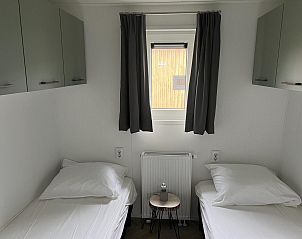 Tweede slaapkamer in VZ1100 Vakantiechalet in Scherpenisse, biedt comfortabele bedden voor gasten in Tholen, Zeeland.
