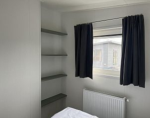 VZ1100 Vakantiechalet in Scherpenisse biedt een lichte slaapkamer met uitzicht, perfect voor ontspanning in Tholen, Zeeland.