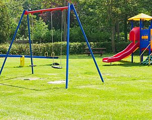 VZ1100 Vakantiechalet in Scherpenisse biedt een speeltuin met schommels, ideaal voor kinderen in Tholen, Zeeland.