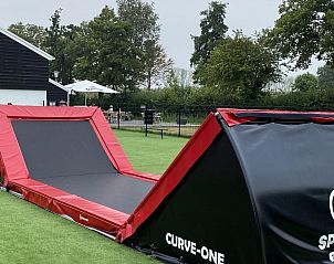 Trampolinepark bij VZ1100 Vakantiechalet in Scherpenisse, biedt sportieve activiteiten voor gasten in Tholen, Zeeland.