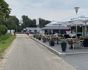 Terras bij VZ1100 Vakantiechalet in Scherpenisse, ideaal voor een ontspannen drankje in Tholen, Zeeland.